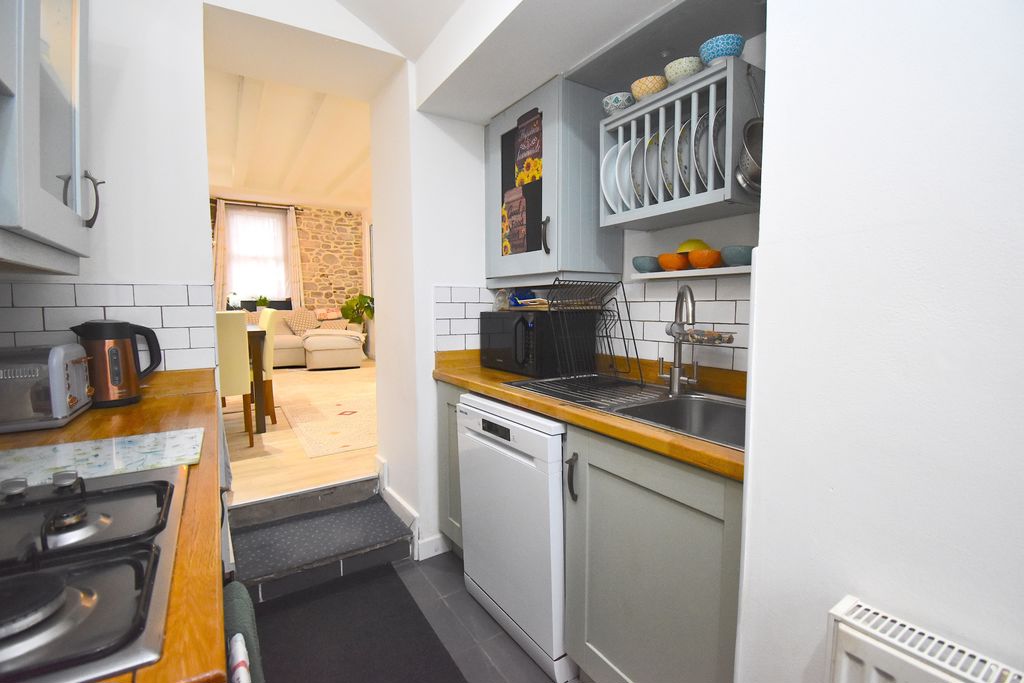 Kitchen- click for photo gallery